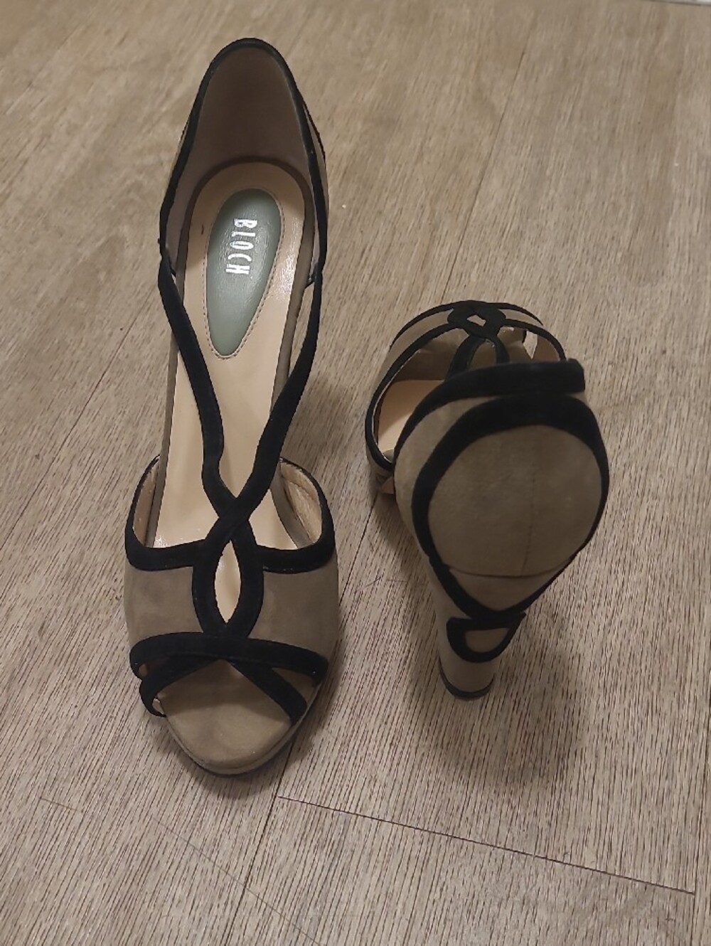 Bloch Beige Flats with Black Trim T-Strap Detail - Picture 2 of 6